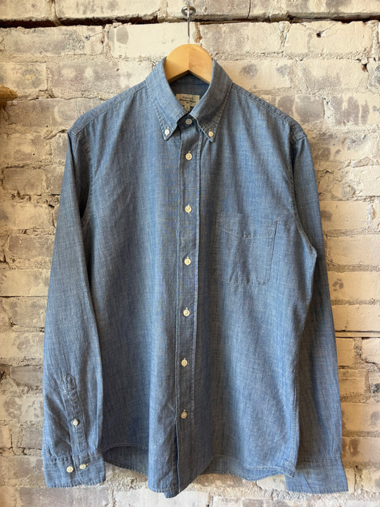 Hartford Men's Pitt Woven Shirt in light indigo, featuring a casual button-up design with woven fabric and a classic collar.