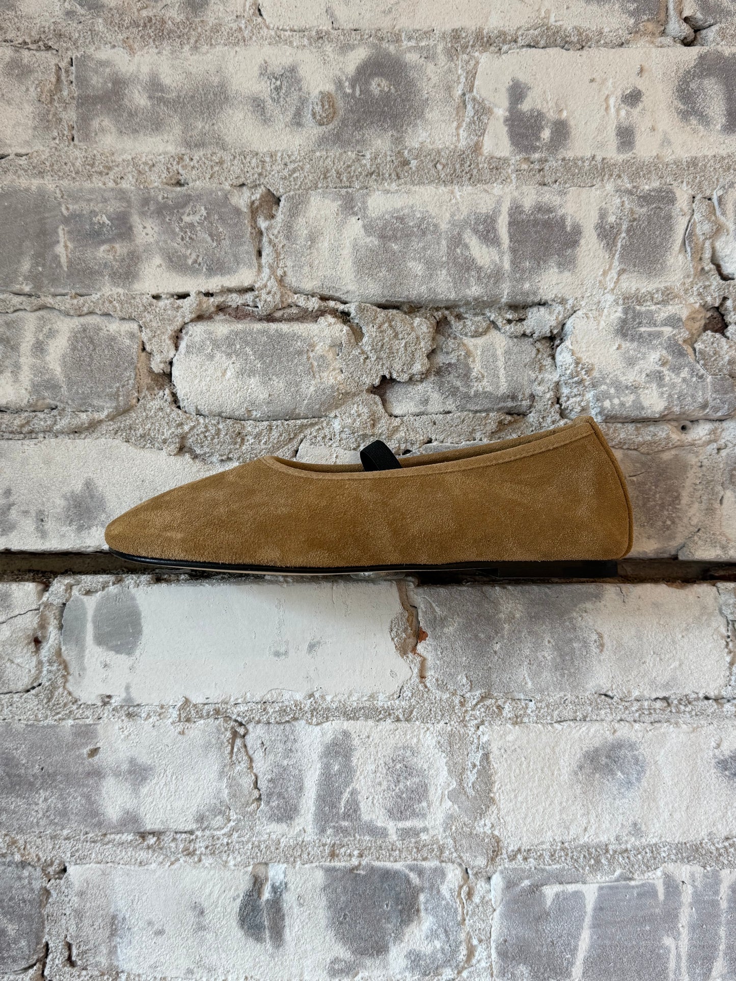 Women's Dear Frances Balla Suede Shoe with Elastic Strap in caramel color, showcasing stylish and comfortable footwear.