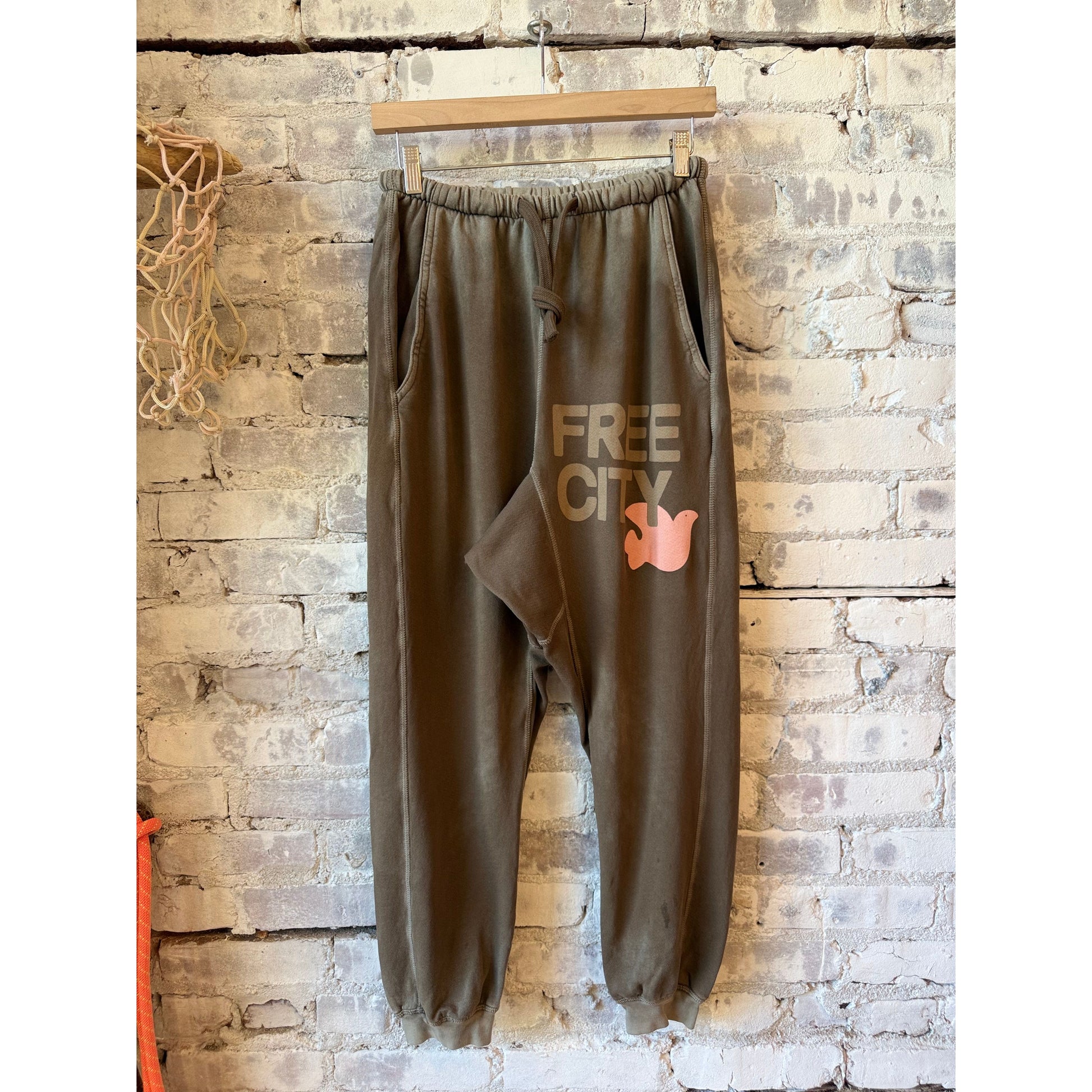 Women's Freecity large Sunfades pocket sweatpant in mud color, featuring a relaxed fit and side pockets.