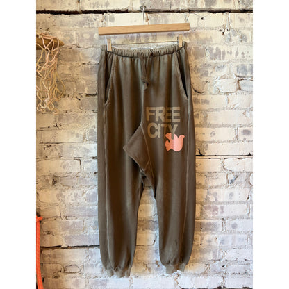 Women's Freecity large Sunfades pocket sweatpant in mud color, featuring a relaxed fit and side pockets.