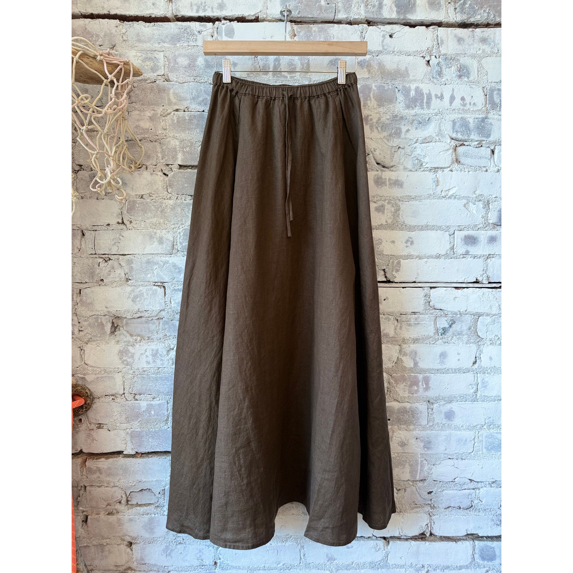 Closed Women's linen maxi skirt in maple brown with a flowing silhouette and elastic waistband, styled for casual wear.