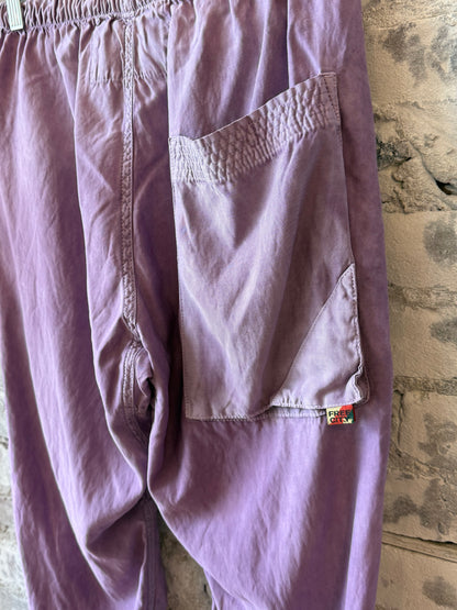 Women's Freecity airjump pants in matte satin finish, Bloom color, featuring a flap and snap-free design, relaxed fit.