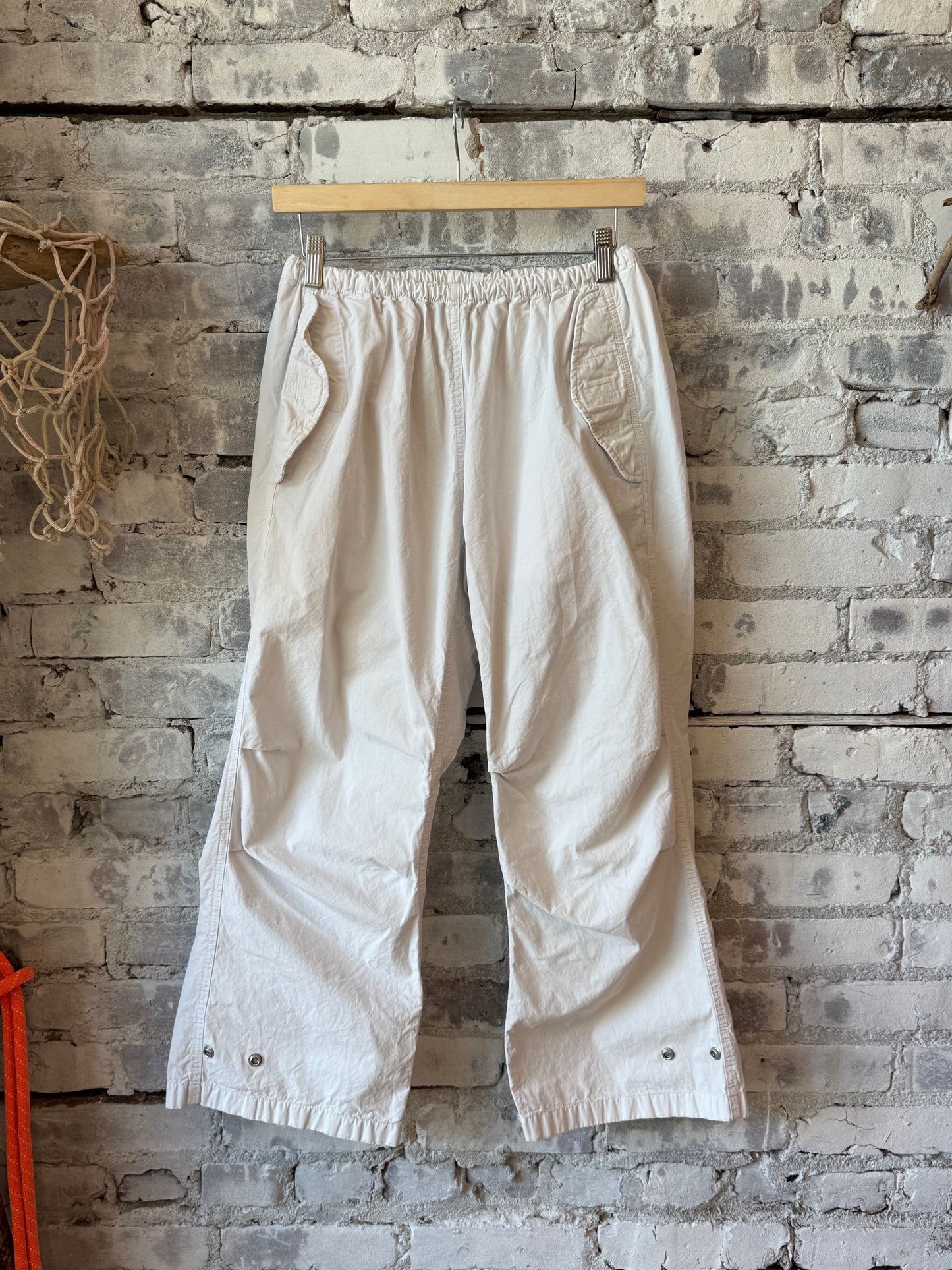 Women's Freecity Outofsight Poplin Air Flap Snap Kite Pant in white, featuring lightweight fabric and stylish design details.