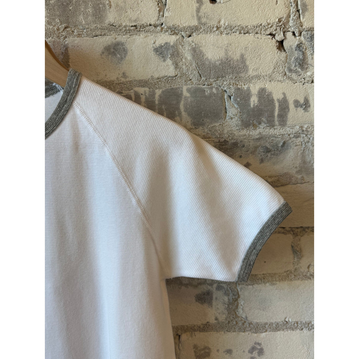 Men's white Kepani Raffy crew neck sweatshirt with long sleeves and ribbed cuffs, casual style and comfortable fit.