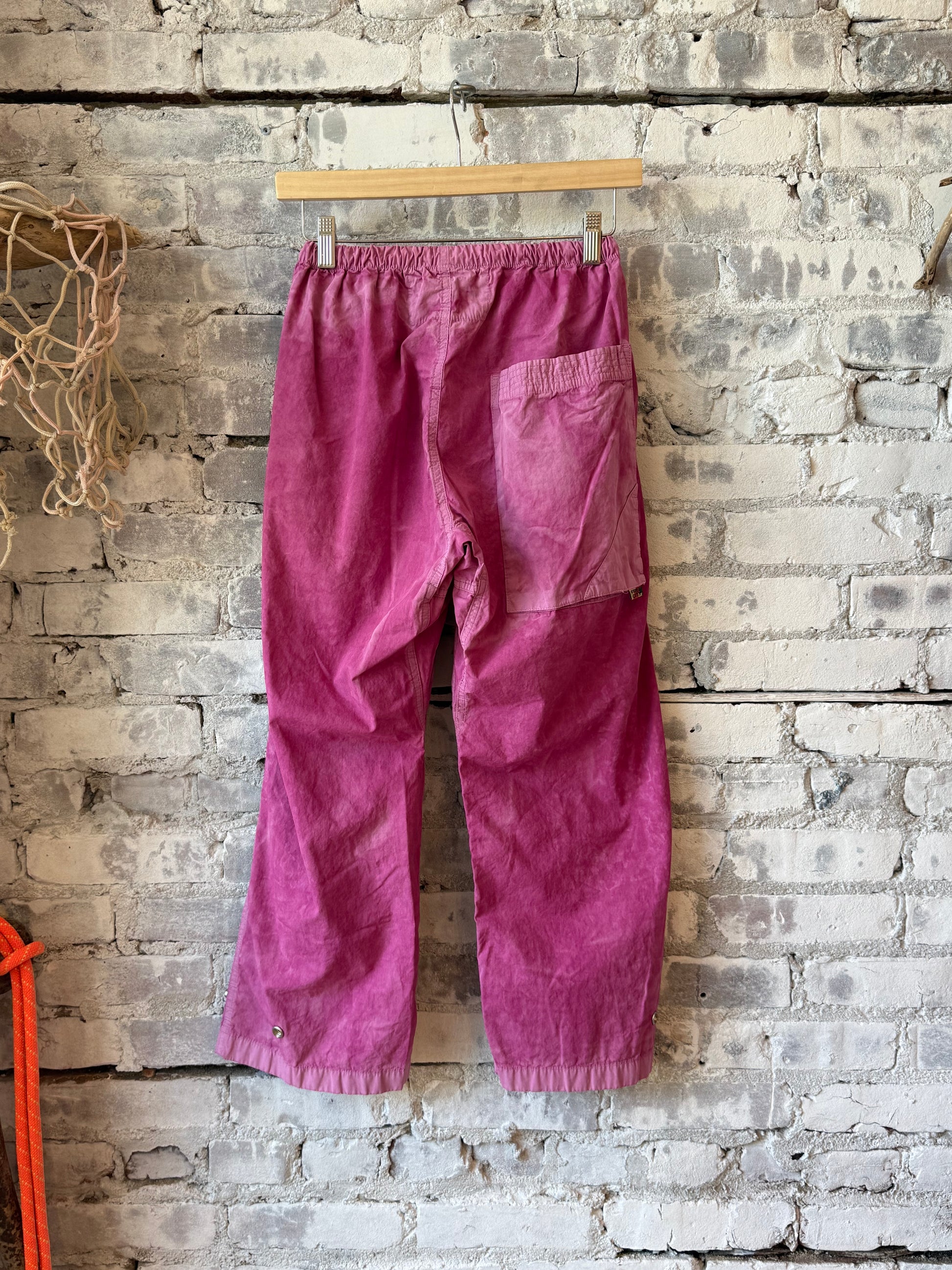 Women's pink Freecity OUTOFSIGHT poplin kite pants featuring air flap and snap details, casual and stylish for everyday wear.