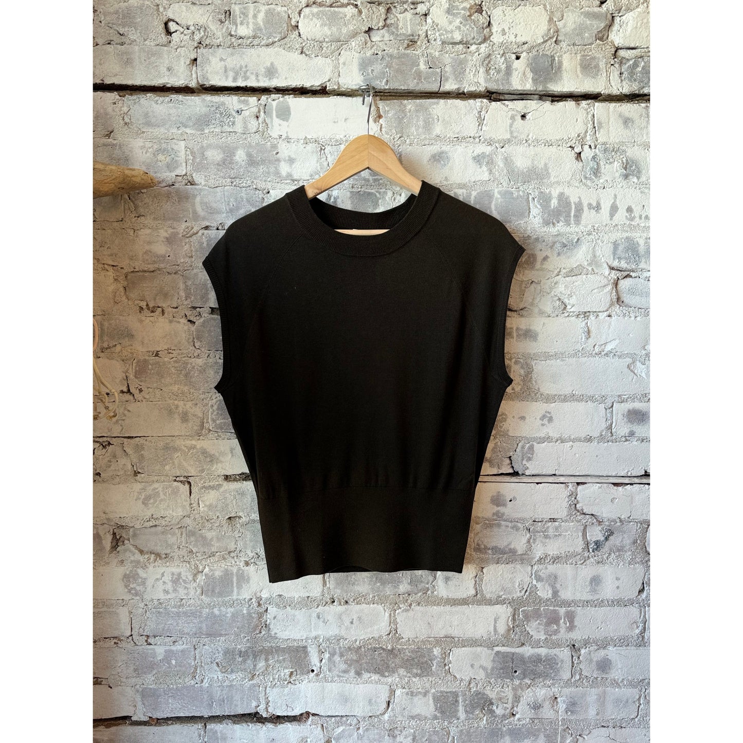 Sleeveless Cashmere/Silk Crewneck Jumper - Maple Brown - DUNE + SALT