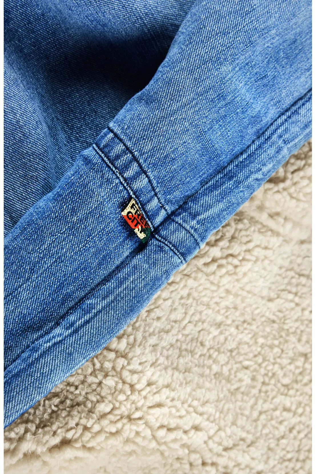 FREECITY X COMMUNE INDIGO SHERPA-BEAR BLANKET
- Indigo Blues - DUNE + SALT