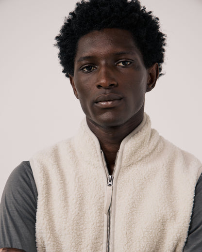 Hartford Men's Basta knitted vest in natural color, stylish sleeveless knitwear with a textured pattern, ideal for casual layering.