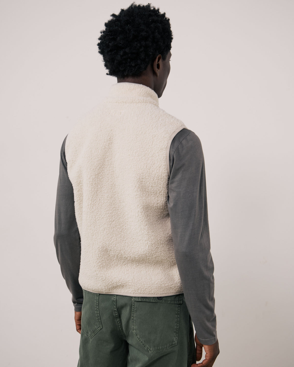 Hartford Men's Basta knitted vest in natural color, featuring a cozy knit texture and classic sleeveless design.