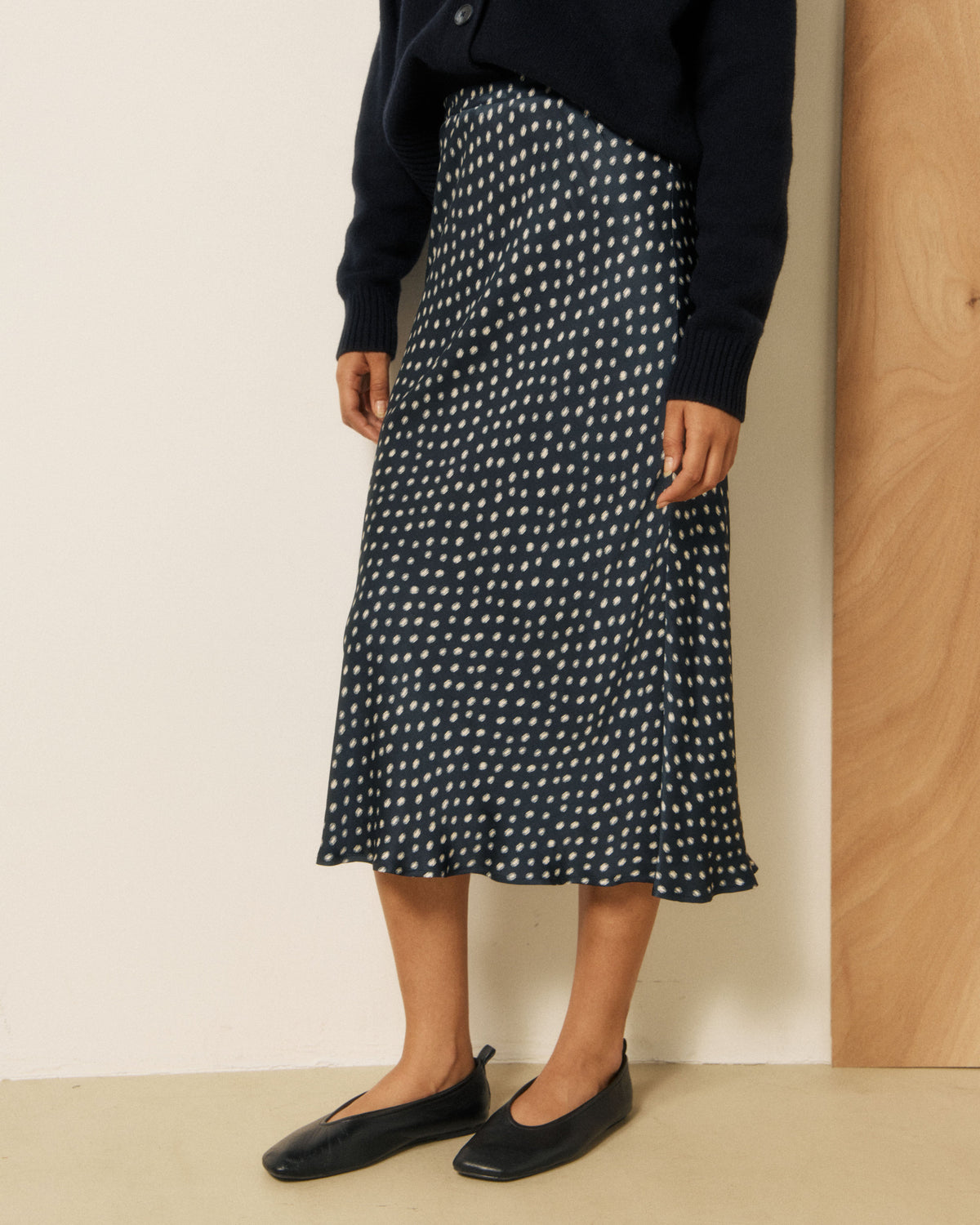 Women's woven skirt in dark navy and raw white by Hartford Women's, featuring a stylish, textured fabric and elegant design.