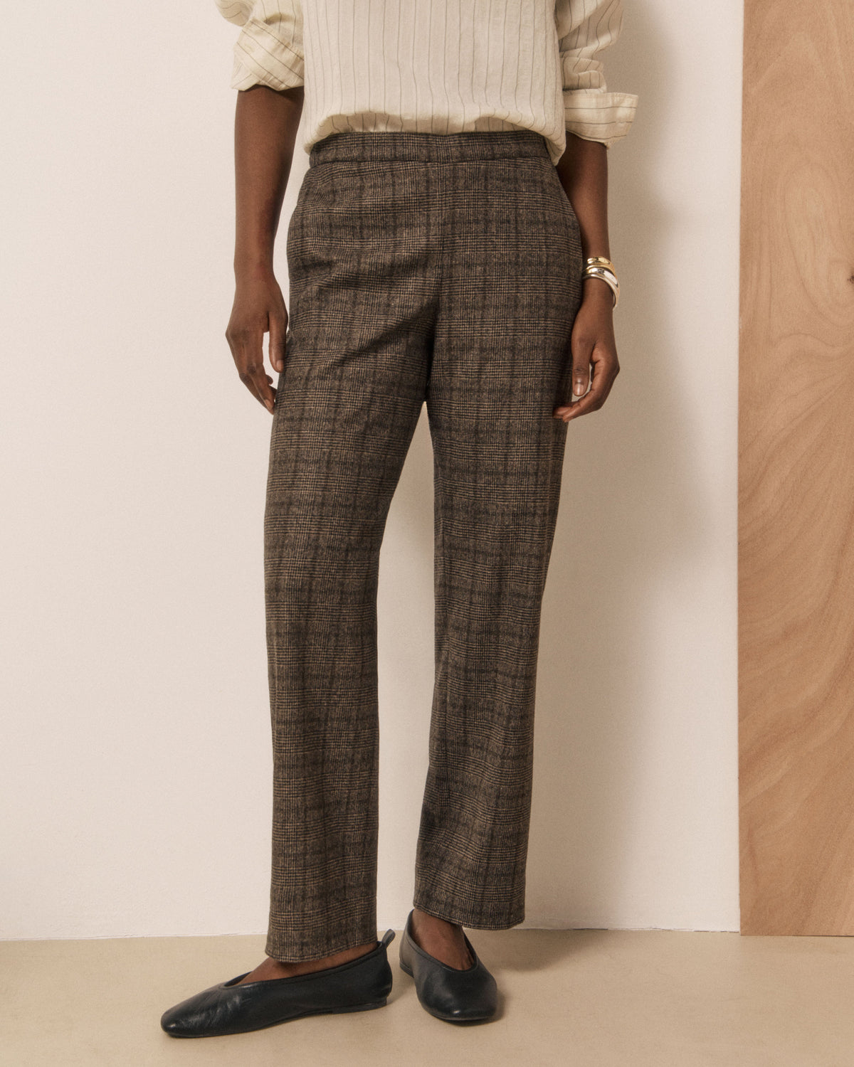 Women's brown woven pants by Hartford Women's, stylish and comfortable, shown on a model in a casual setting.