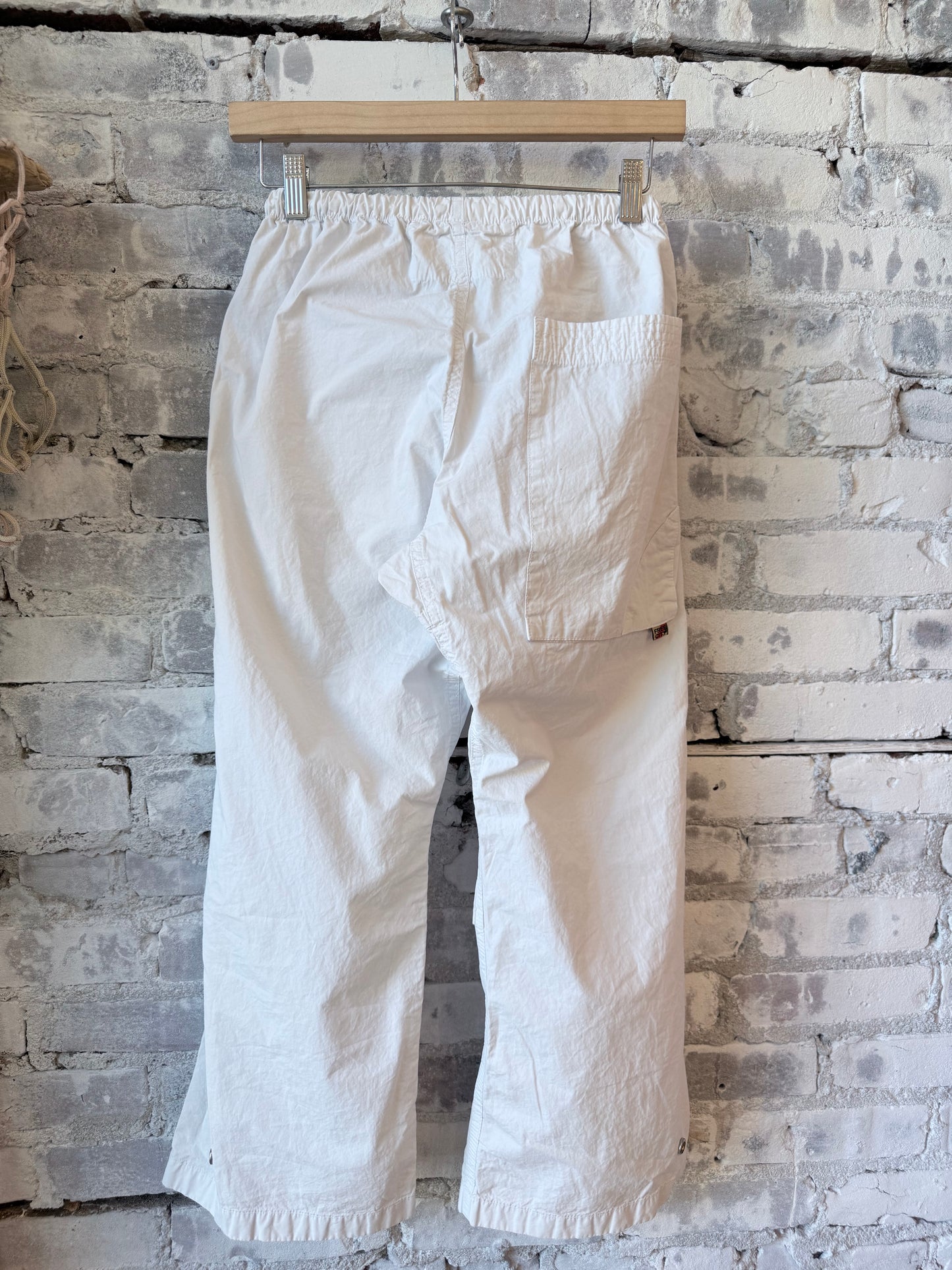 Women's white Homestud OutofSight Poplinair Flapsnap kite pant by Freecity, featuring a relaxed fit and stylish design.