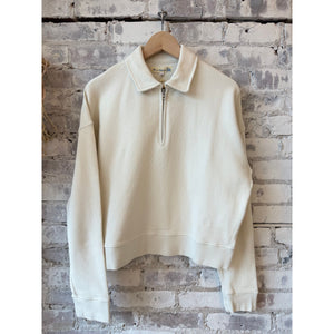 Women's cropped retro fleece sweatshirt by Merz b. Schwanen, in cashew color, featuring a half-zip and cozy fleece fabric.