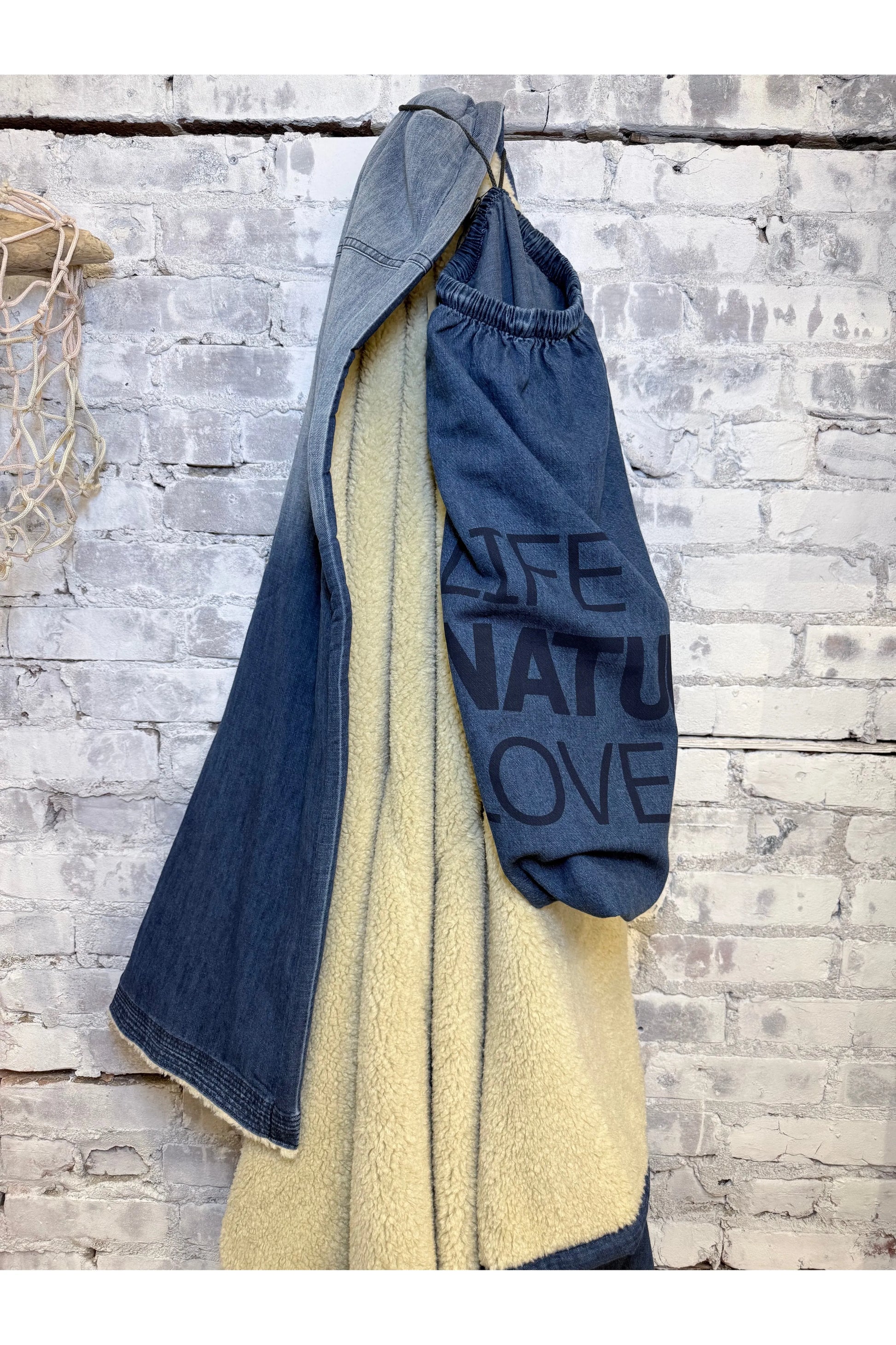 FREECITY X COMMUNE INDIGO SHERPA-BEAR BLANKET
- Indigo Blues - DUNE + SALT