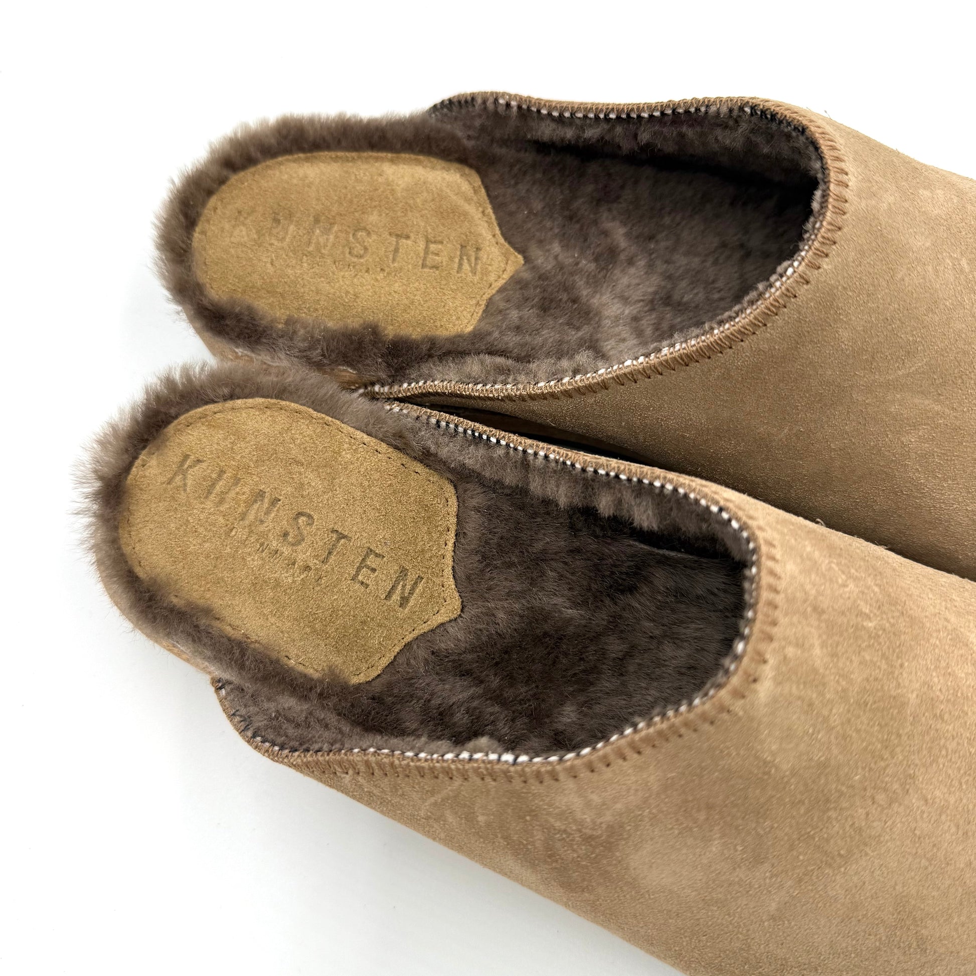 KUNSTENDESIGN.COM Ella | Umber Suede x Pure Lambswool White Smoke