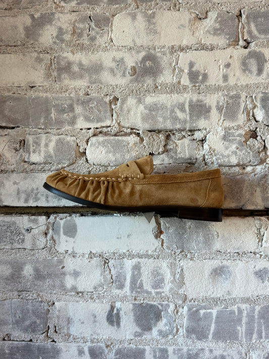 Women's Dover Loafer in Ginger from Oncept, showcasing stylish slip-on footwear with a sleek design and smooth leather finish.