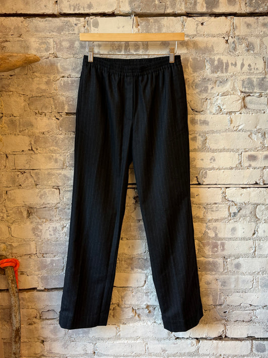 Hartford Women's Peyi woven pant in dark navy, showing a relaxed straight-leg design and textured fabric