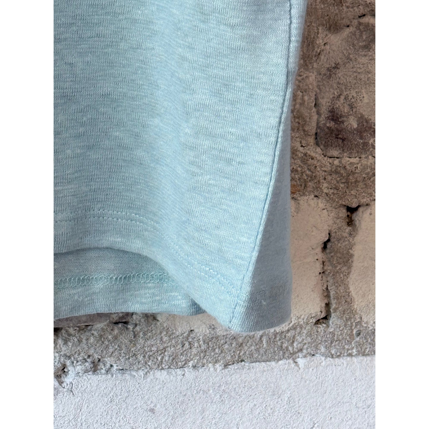 Majestic Filatures Stretch Linen SS V-Neck - Bleu Calanques Light Steel Blue