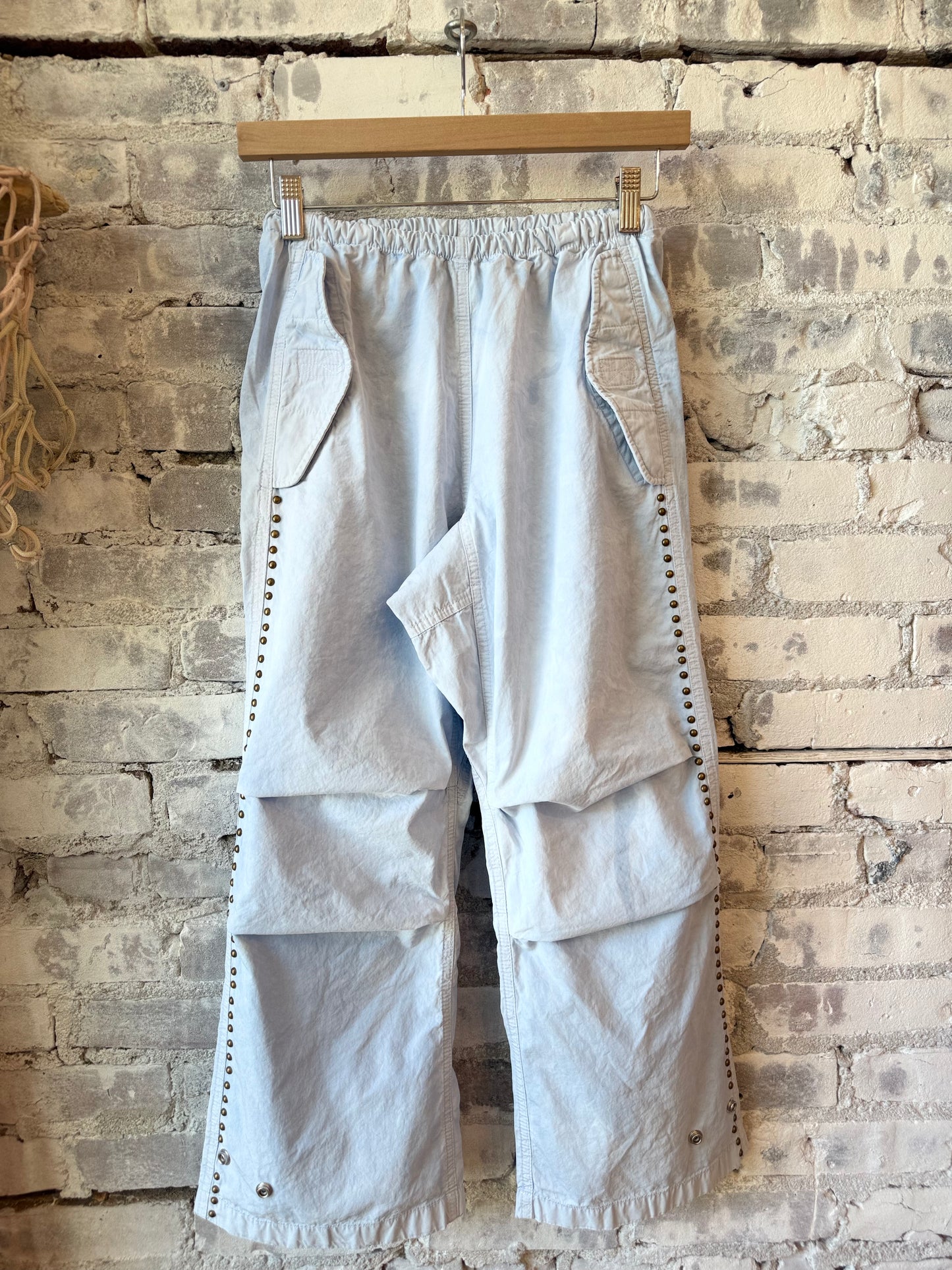 Women's Freecity Homestud Outofsight Poplinaire Flapsnap Kite Pant in blue with plant pattern, showing the relaxed fit and stylish design.