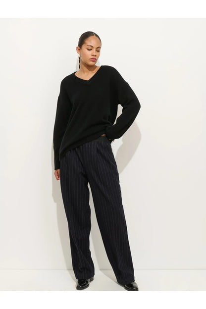 Rowan Cashmere V-Neck Sweater - Black - DUNE + SALT