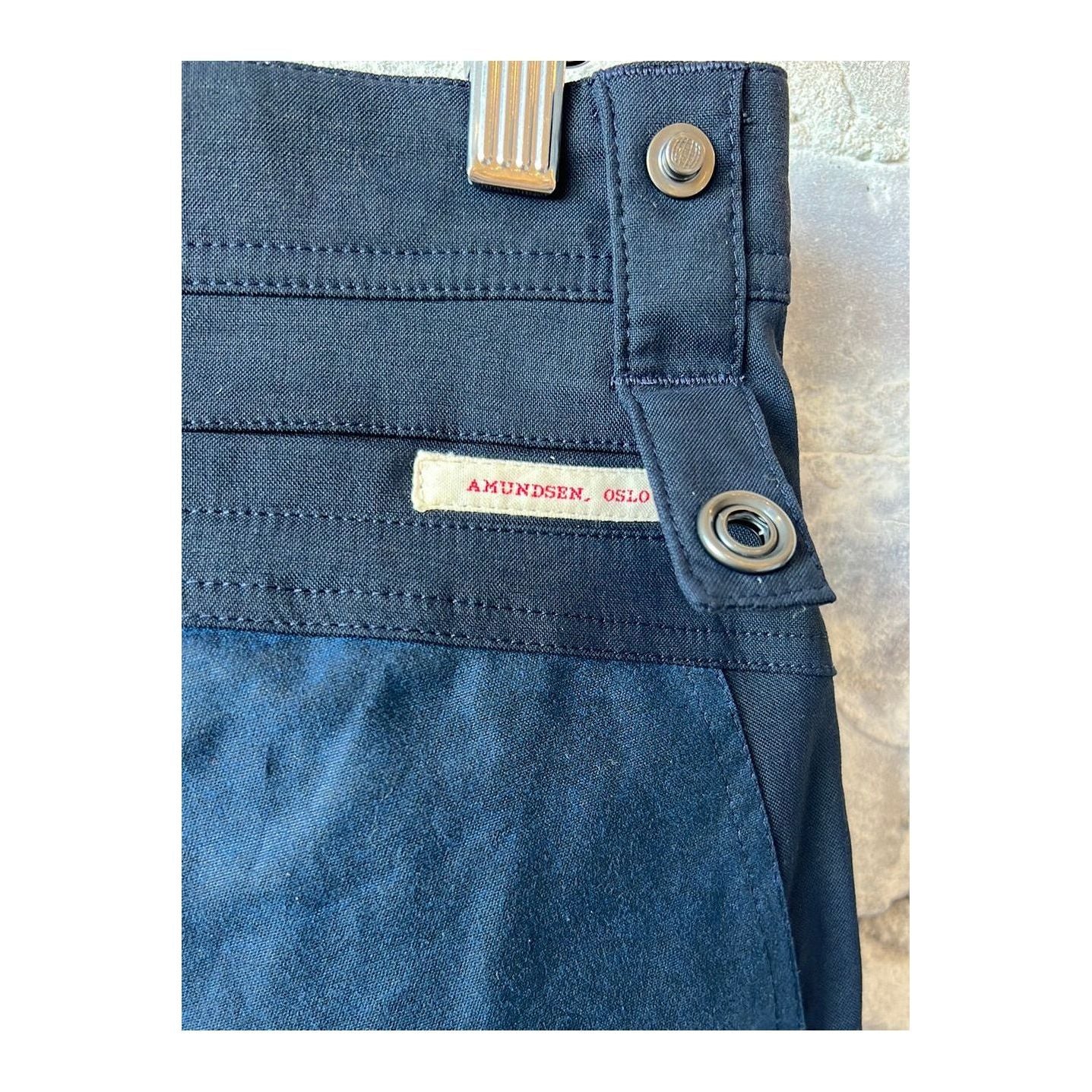 Men's 7-inch field shorts in faded navy and navy by Amundsen, casual outdoor shorts with a relaxed fit and lightweight fabric.