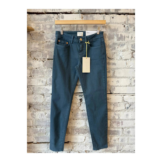 Close-up of Closed Women's Baker Power Stretch Jeans in graphite blue, showcasing the fit and fabric texture.