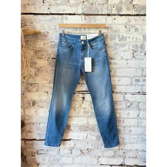 Women's Baker Power Stretch Skinny Jean in mid-blue from Closed, showcasing fitted silhouette and stretch denim fabric.