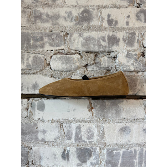 Women's Dear Frances Balla suede shoe with elastic strap in caramel color, featuring a stylish and comfortable design.