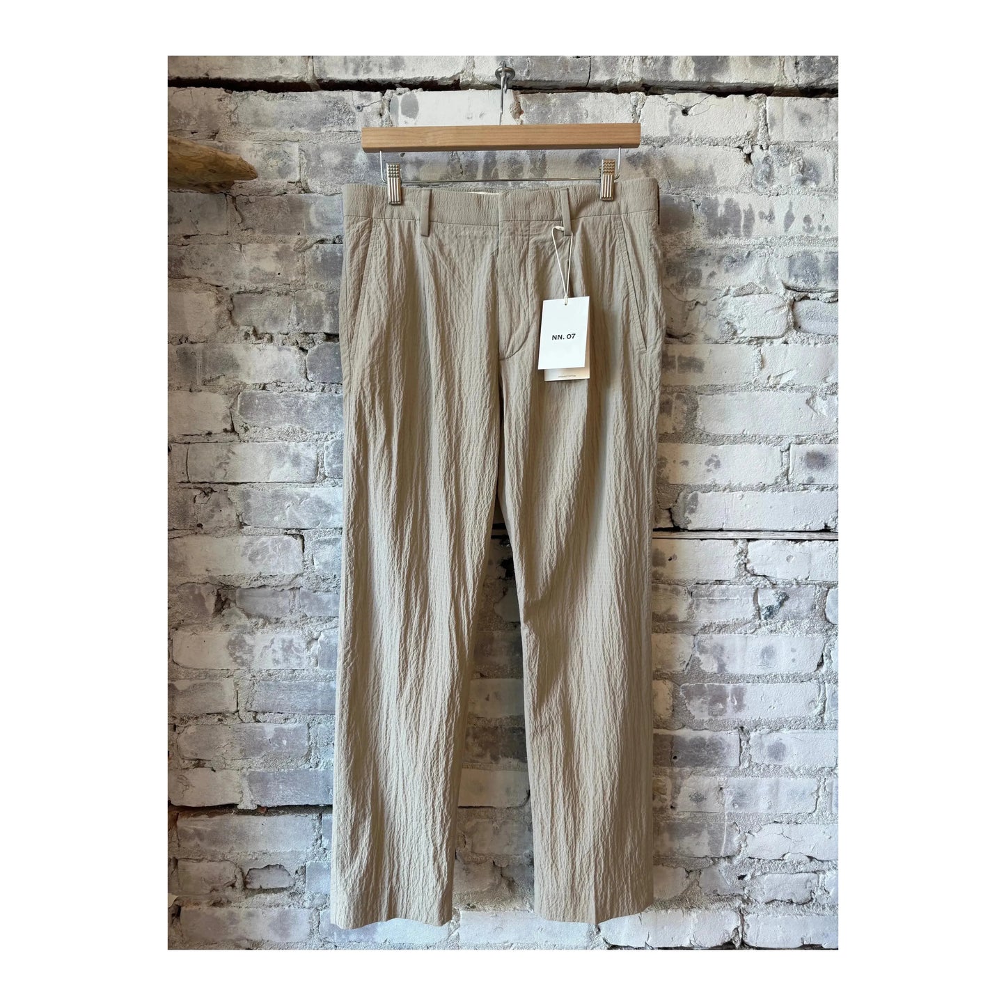 Men's NN07 Bill Seersucker Trouser in Fog, lightweight seersucker fabric, tailored fit, featuring classic design and subtle texture.