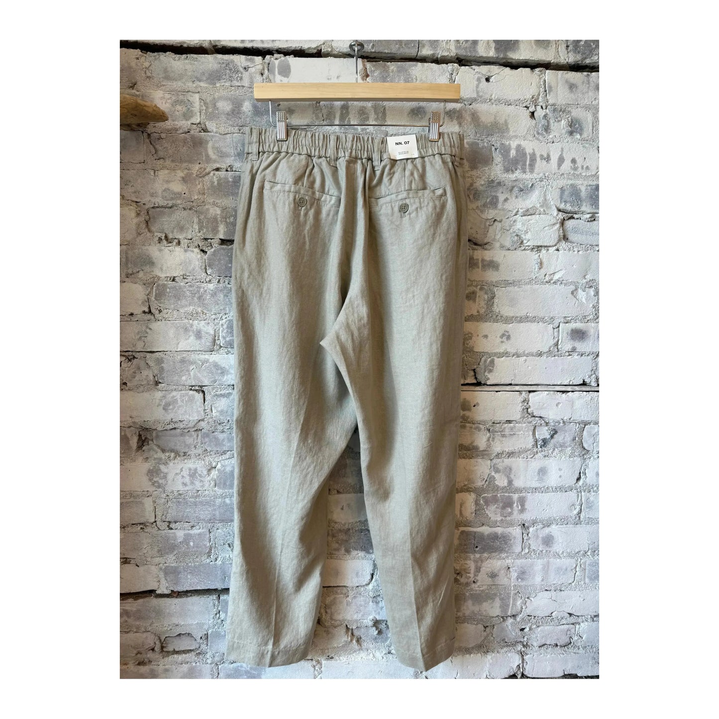 Men's NN07 Billie drawstring linen pants in fog color, featuring a relaxed fit and casual style, shown on a model.