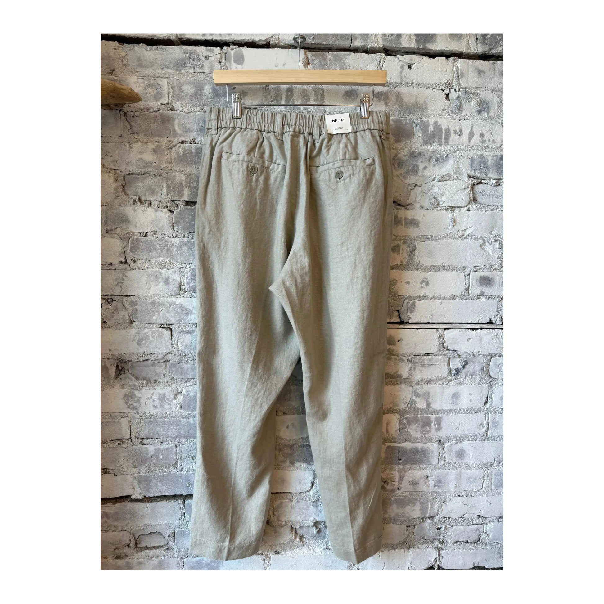 Men's NN07 Billie drawstring linen pants in fog color, featuring a relaxed fit and casual style, shown on a model.