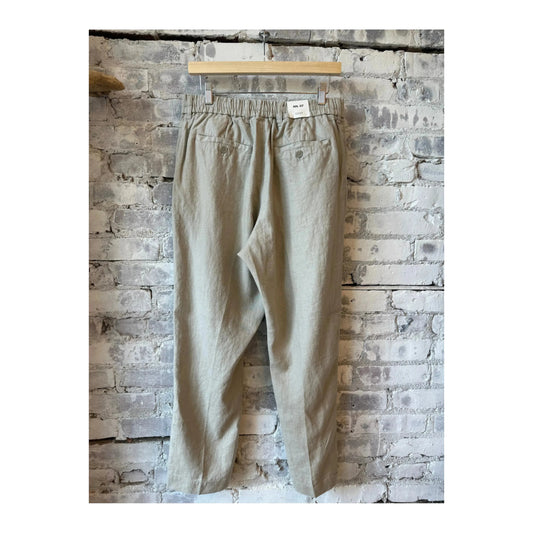 Men's NN07 Billie drawstring linen pants in fog color, featuring a relaxed fit and casual style, shown on a model.