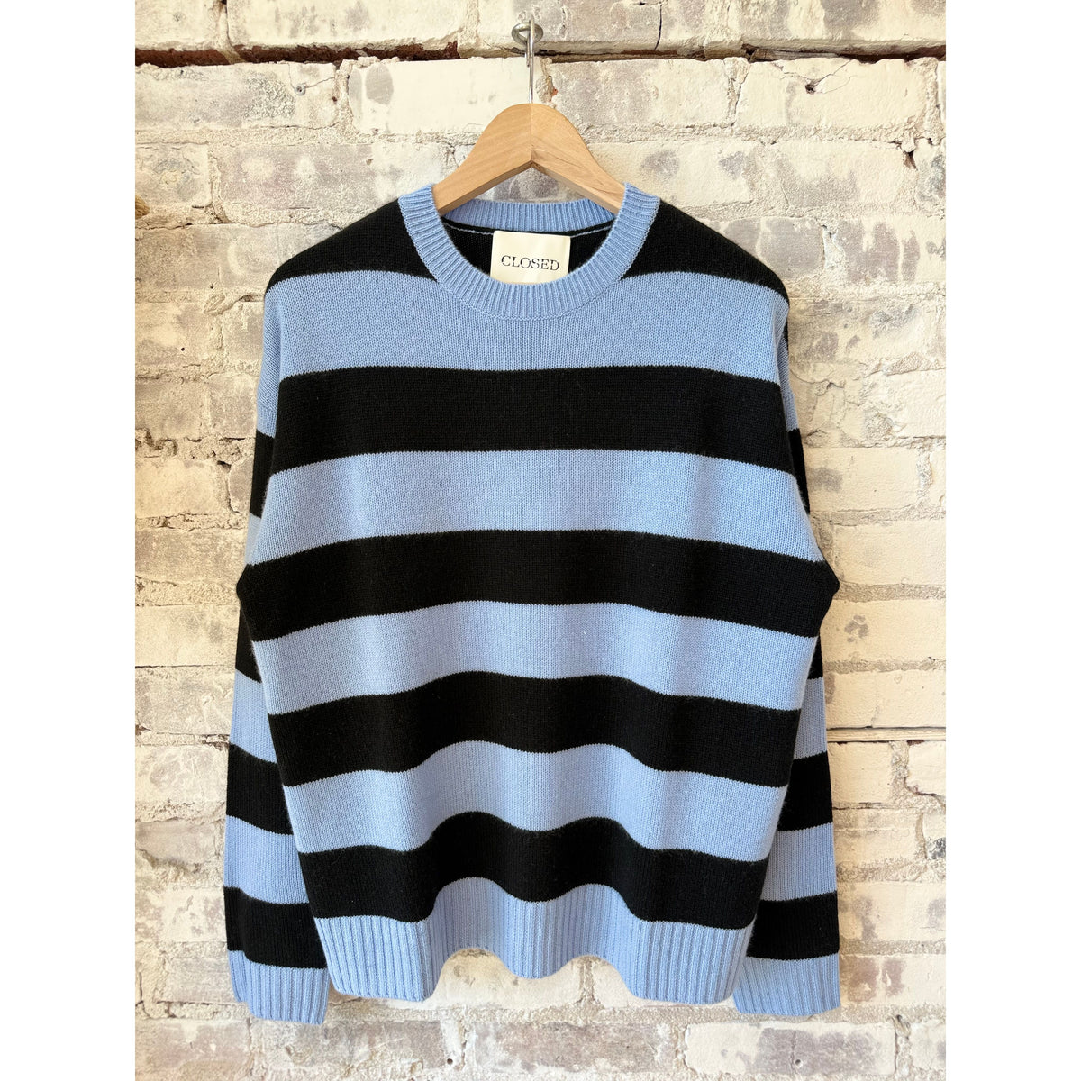 Men's cashmere striped jumper in sky blue and black by Closed Men's, featuring a cozy, stylish knit with bold stripe pattern.
