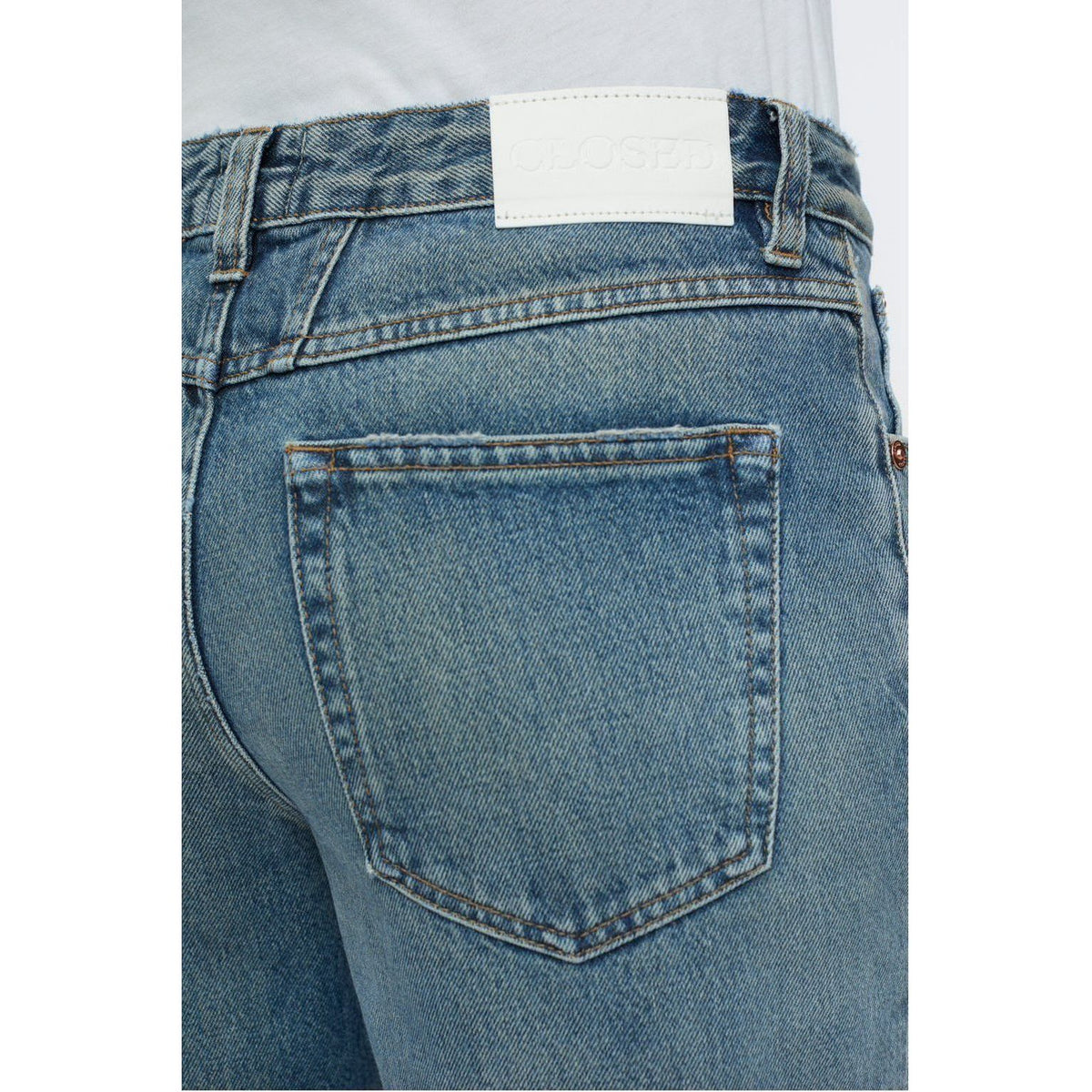 Women's Gillan Wide Jean in mid blue denim by Closed, showcasing relaxed fit and classic five-pocket style.