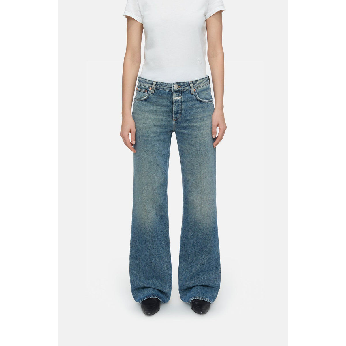 Closed women's Gillan Wide Jean in mid blue denim, featuring a relaxed fit and classic five-pocket design.