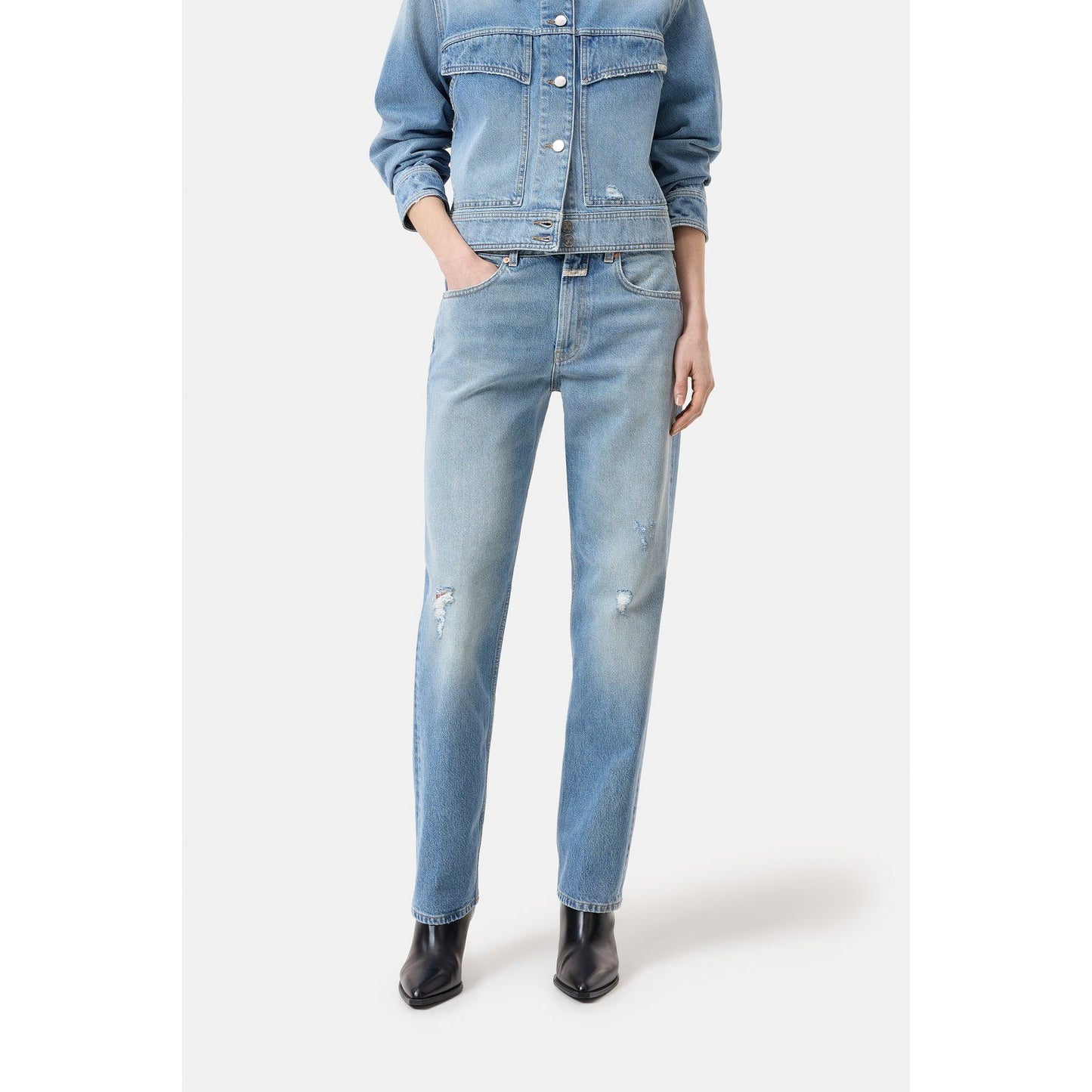 Women's mid blue Jonta Relaxed Jean by Closed, showcasing the relaxed fit and classic denim style.