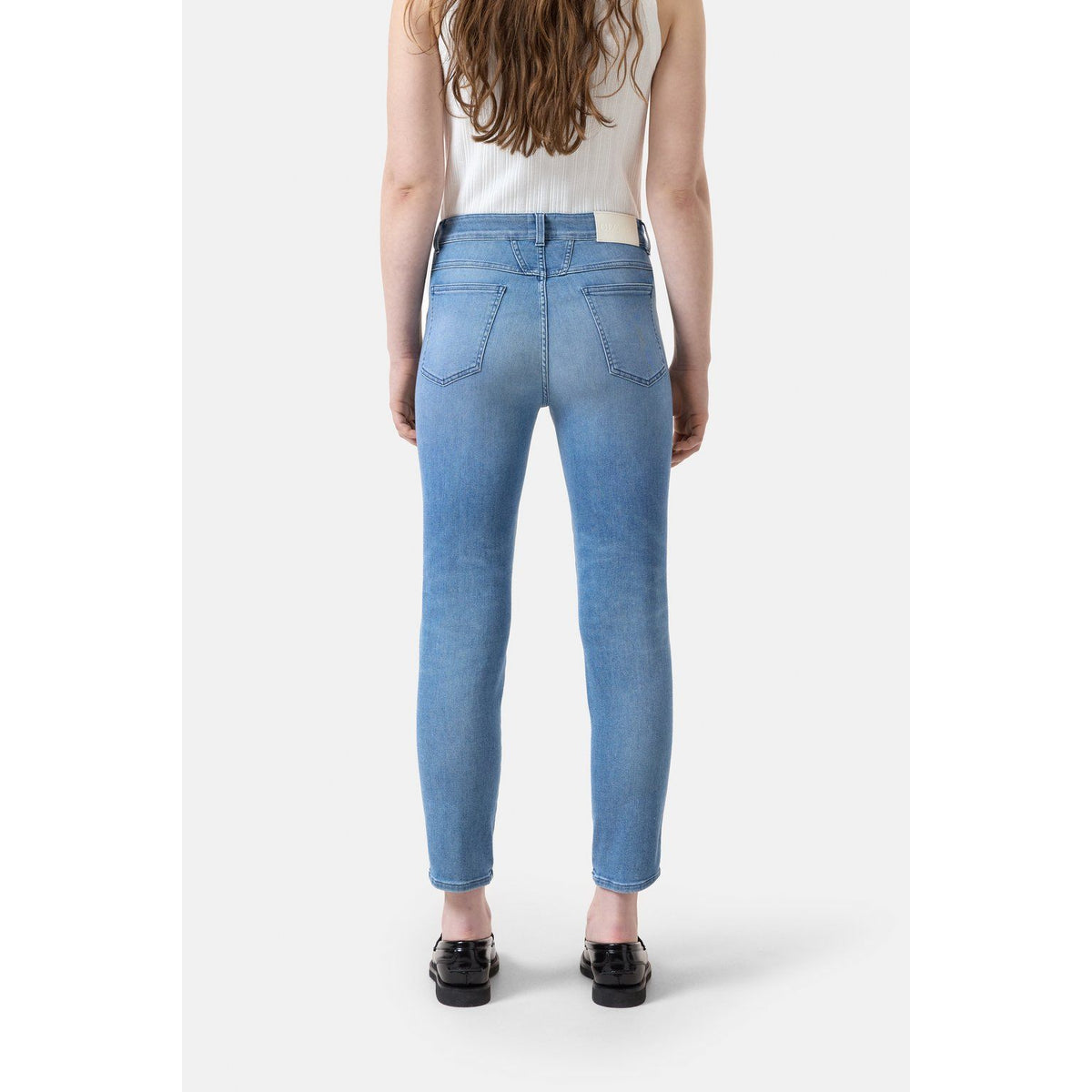 Women’s mid blue Pedal Pusher Relaxed Jean by Closed Women’s, showcasing a casual fit and classic denim style.