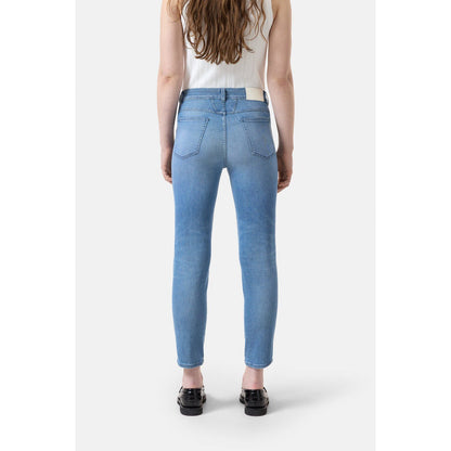 Women’s mid blue Pedal Pusher Relaxed Jean by Closed Women’s, showcasing a casual fit and classic denim style.