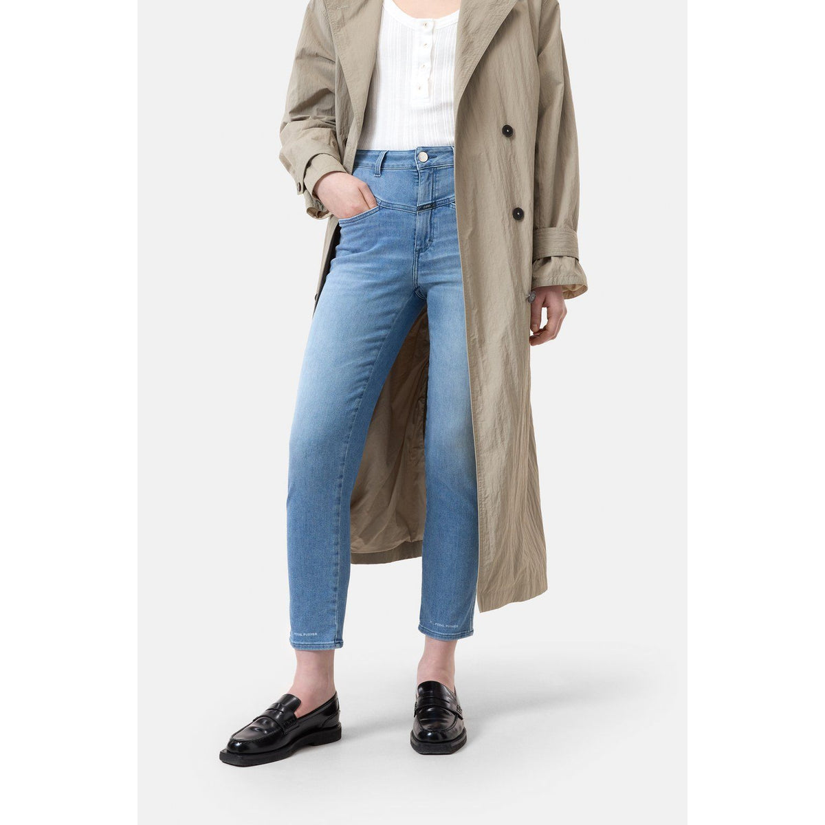 Women’s mid blue pedal pusher relaxed jeans by Closed, styled with a casual fit and classic denim look.