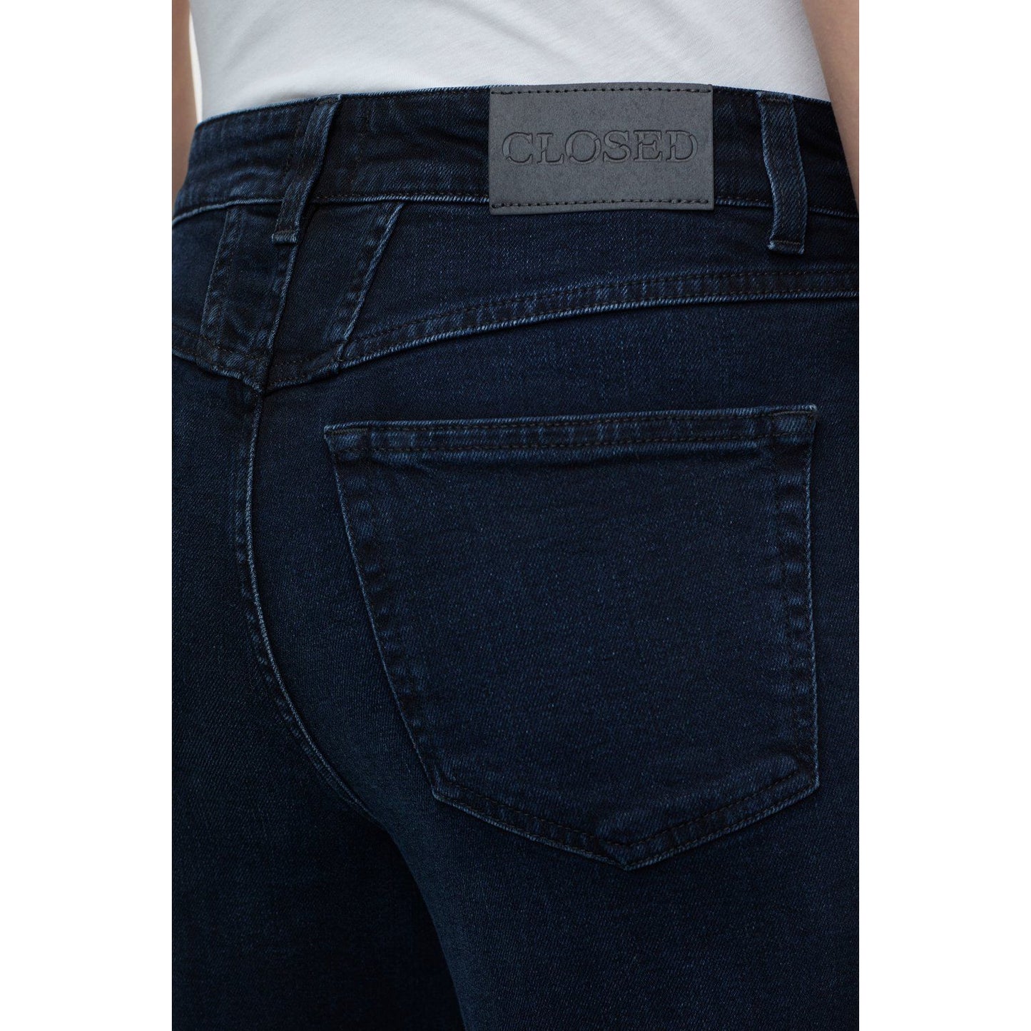 Women's Milo Comfort Stretch Straight Jean by Closed in blue and black denim, featuring a classic straight fit and versatile style.