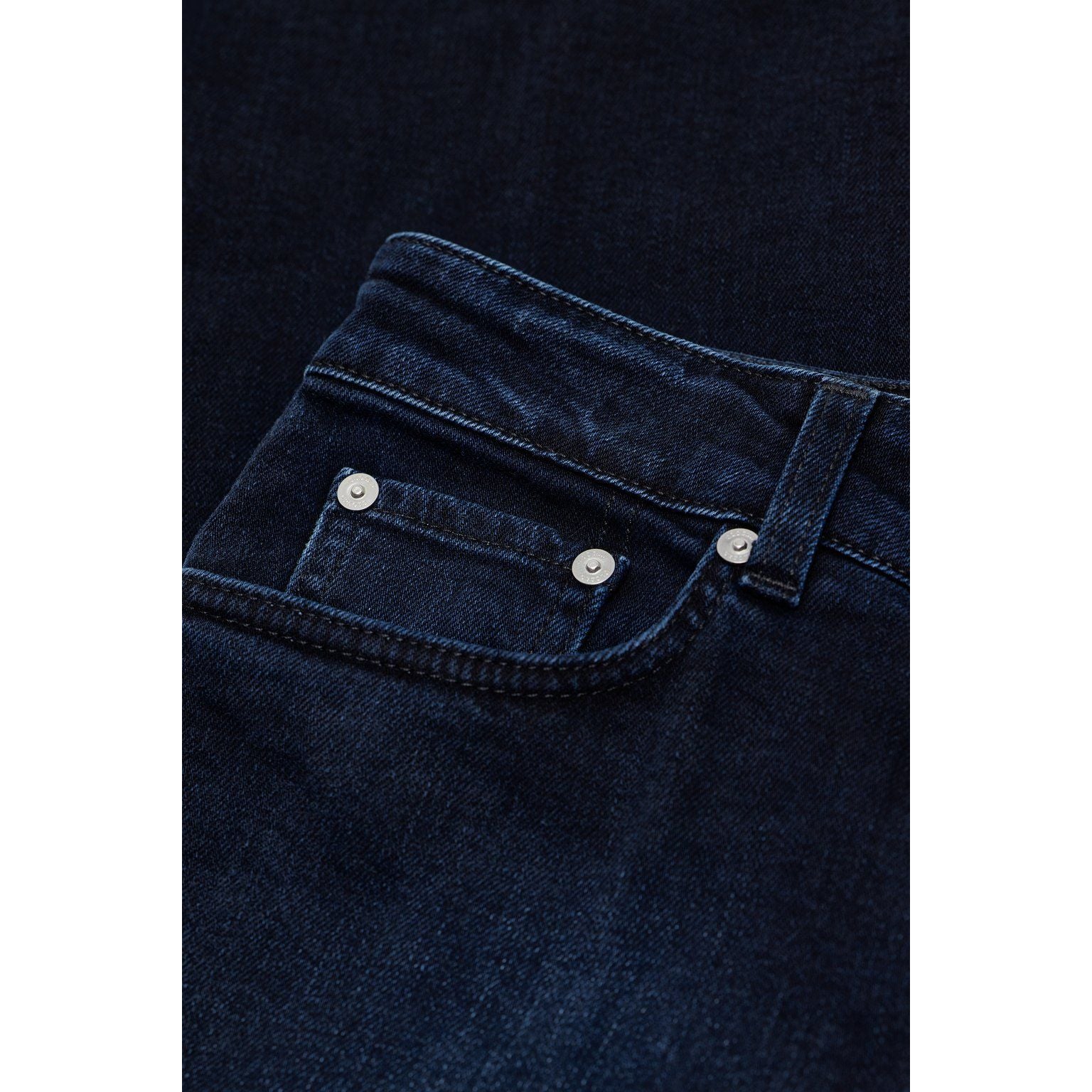 Women's Milo Comfort Stretch Straight Jeans by Closed in blue and black denim, featuring a classic fit and modern style.