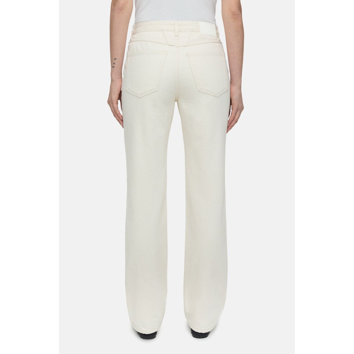 Closed Women's A BETTER BLUE Roan ivory women's sweater with a comfortable fit and classic design.