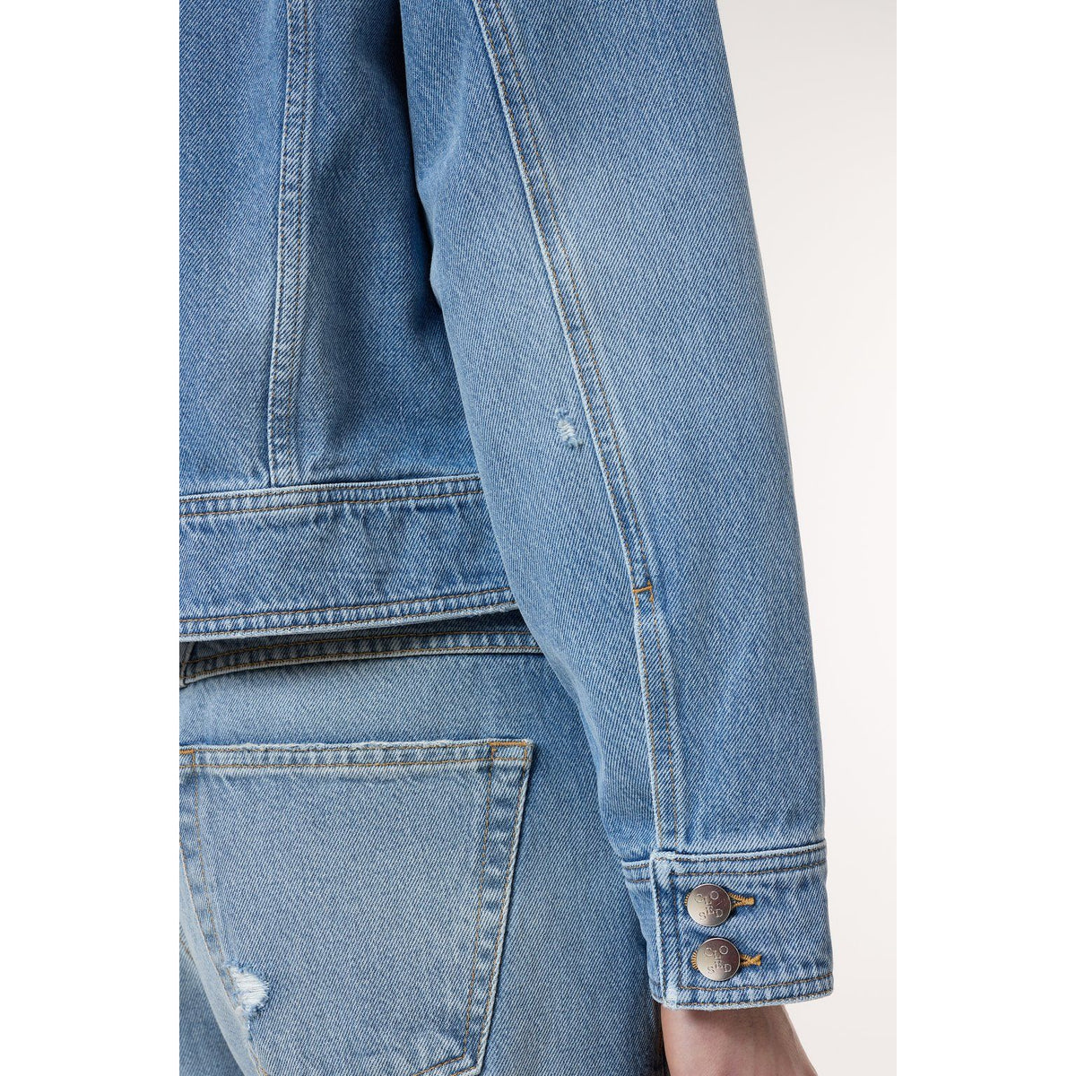 Women's mid blue denim jacket by Closed, stylish 33° fit with classic stitching and button closure, casual outerwear for everyday wear.