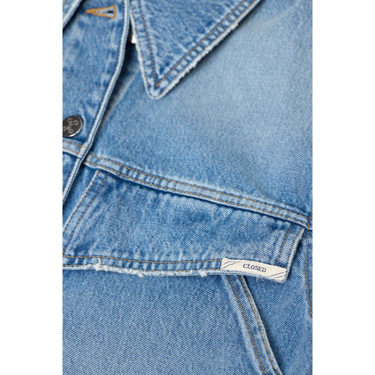 Women's 33° Mid Blue Denim Jacket by Closed, casual fit with classic stitching and button closure, styled for everyday wear.