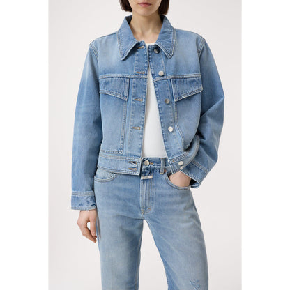 Women’s mid blue denim jacket by Closed, stylish 33° denim jacket with classic fit and durable denim fabric.