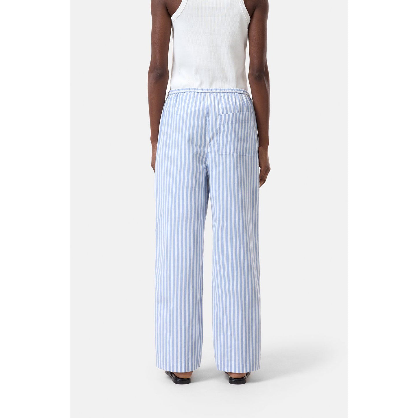 Women’s Romilla Relaxed Pants in cornflower blue by Closed Women, featuring a comfortable fit and casual style.