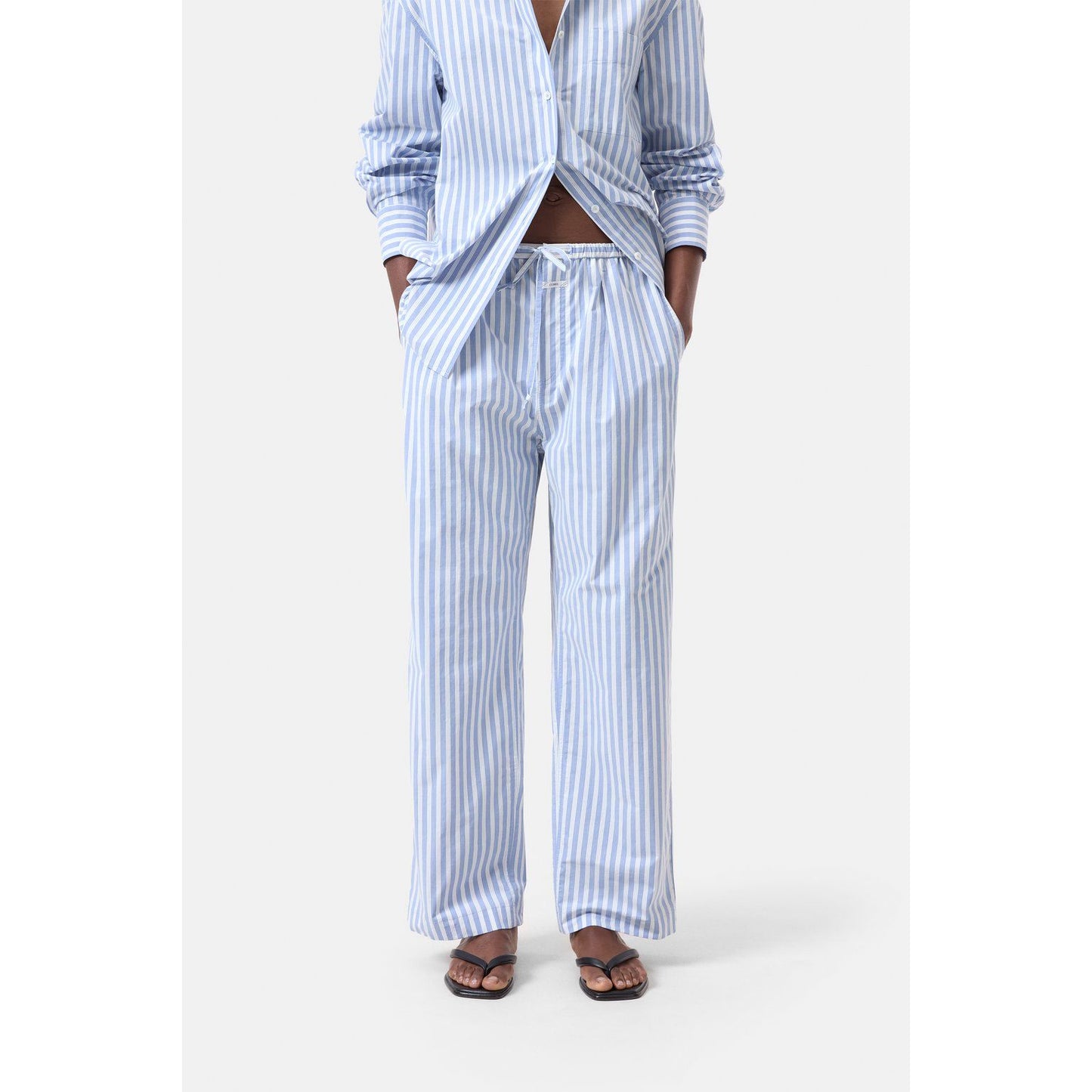 Closed Women's Romilla Relaxed Pants in cornflower blue, featuring a comfortable relaxed fit and stylish design.
