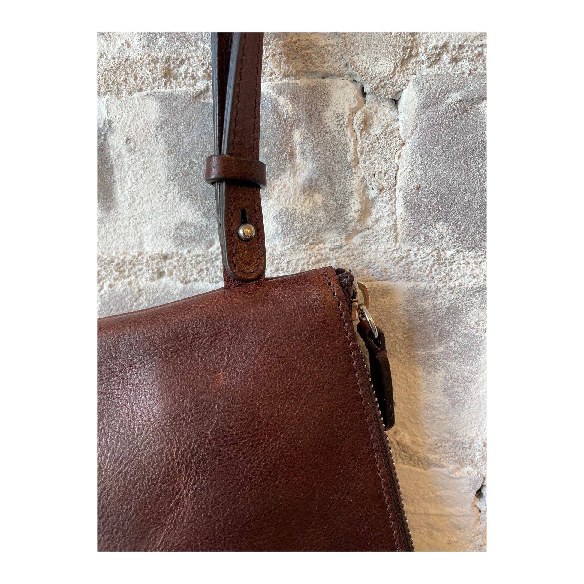 Women's Il Bisonte Clutch Oriuolo in Caffé leather with textured surface and compact design, perfect for everyday use.