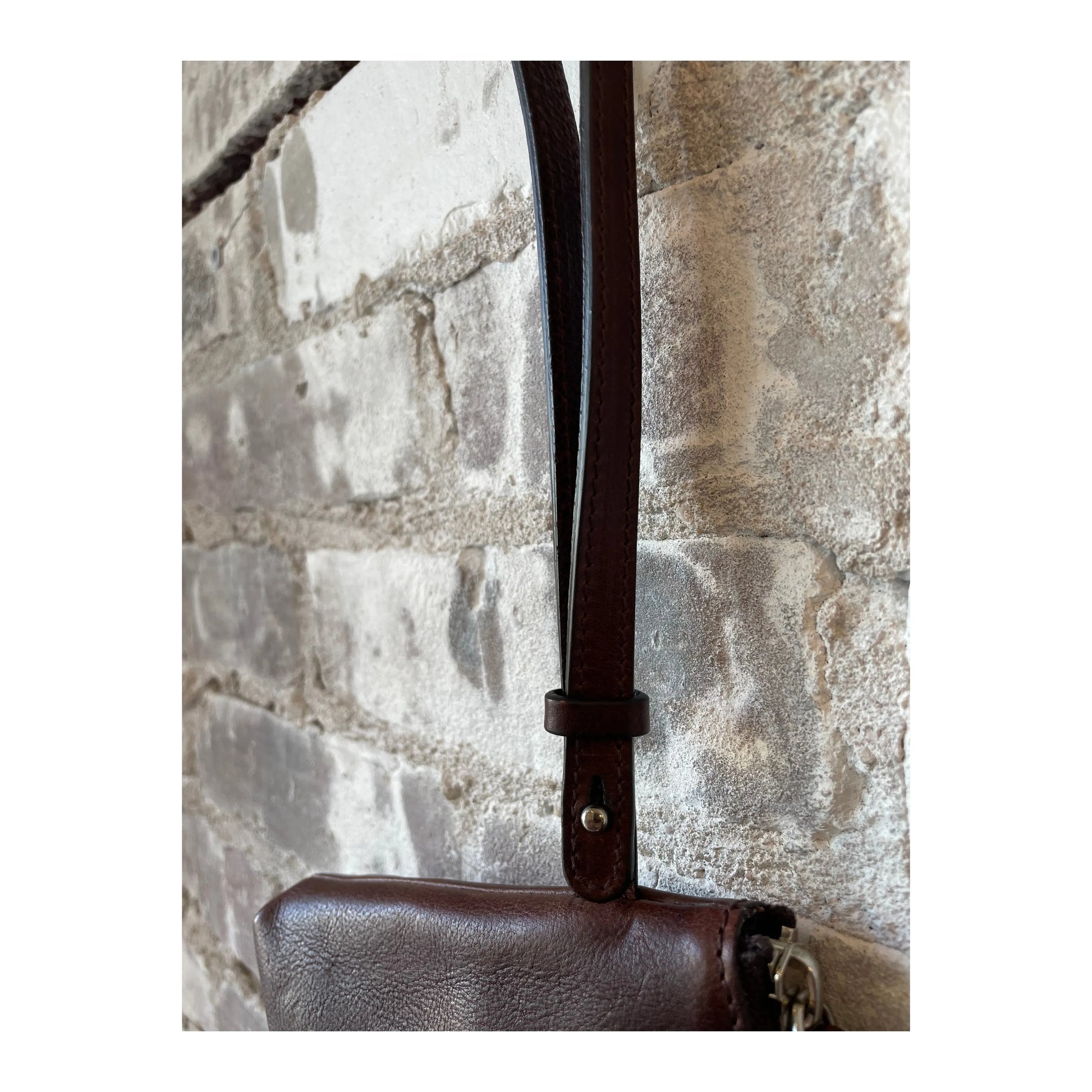 Women's Il Bisonte Clutch Oriuolo in Caffé leather with natural stitching and compact design.