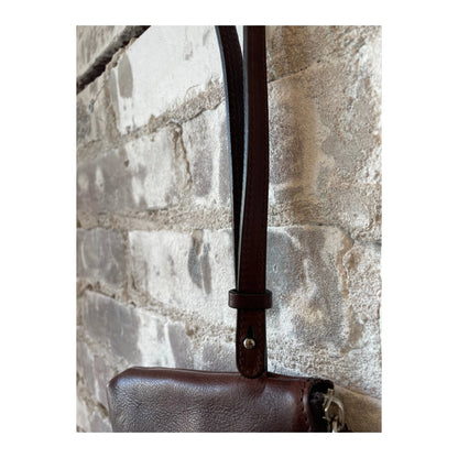 Women's Il Bisonte Clutch Oriuolo in Caffé leather with natural stitching and compact design.